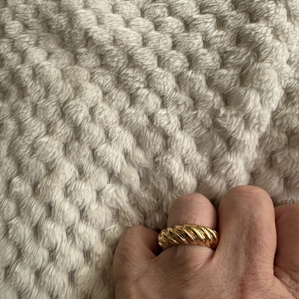 Gold Ring with Leaf Design
Size 8.5